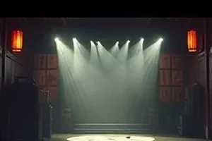 《铁轨尽头》慢车车厢剧照，靠窗座位与旧行李箱