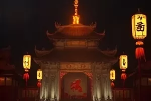 《春分之后》家庭餐桌剧照，四个人分坐方桌两侧