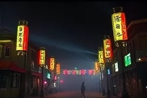 《风起南岸》港口台风天剧照，起重机与翻涌海面