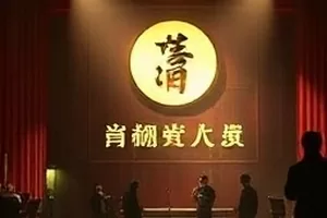 《灯火照归人》都市夜景剧照，男女主角在街角对望