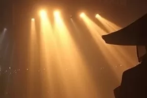 《玻璃温室》温室内部剧照，藤蔓与雾化喷头