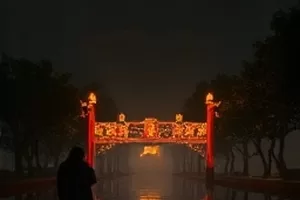 《旧巷咖啡馆》狭窄巷道剧照，门口木质招牌与自行车